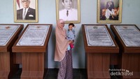 Melewati Pintu pertama terdapat Foto Bung Karno dan Raja Pertama Keraton Solo.