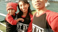 Hari ketiga, di atas ferry Pelabuhan Padang Bay berlatar Pulau Bali.