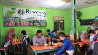 Warung sedang ramai pengunjung