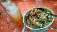 Semangkuk mie rebus pak kumis ditemani es jeruk, sedap!