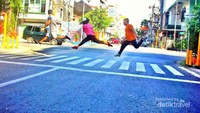 Levitasi pose bersama teman
