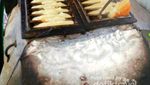 Liburan ke Makassar, Wajib Berburu Kue Baroncong