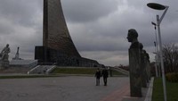 Museum Cosmonautic yang terletak di bawah menara yang menjulang tinggi dengan roket di puncaknya