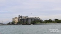 Salah satu pabrik yang terdapat di sekitar Pulau Nusa