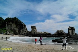 Liburan ke Pacitan, Mainnya ke Pantai Klayar