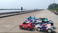 Anak-anak bisa menyewa mobil mainan di kawasan pantai.