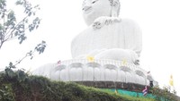 Big Buddha, terbuat dari marmer putih simbol kesucian