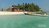 Pantai di Pulau Bokori
