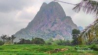 Gunung Parang yang berdiri tegak di samping Gunung Lembu