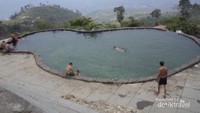 Kolam renang di Umbul Sidomukti