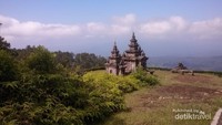 Candi dengan latar belakang pemandangan indah
