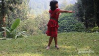 Seorang anak yang asyik bermain gelembung.