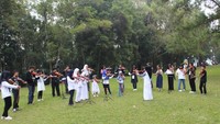 Aktifitas salah satu kelompok pengunjung berlatih biola.