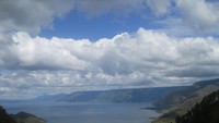 Keindahan Danau Toba terlihat dari tempat parkir Air Terjun