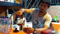 Barista menyajikan kopi yang diseduh menggunakan syphon