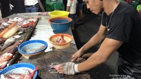 Ikan yang dibersihkan sebelum dipanggang