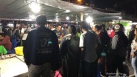Warung tenda sih, tapi yang datang ramai