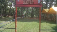kampung Karya, di sini Anda bersama buah hati bisa mewarnai hingga membatik (Afif/detikTravel)