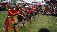 Pertunjukan seni di ketenger (sumber: coretanpetualang.wordpress.com)