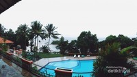 Terdapat penginapan dengan fasilitas kolam renang dengan view pemandangan Pantai Bukit Berahu