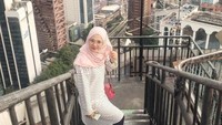 Setelah menggunakan lift menuju lantai 38 kemudian menuju rooftop dengan tangga