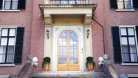 Berpose sejenak di depan Huis Doorn