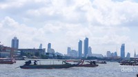 Sungai Chao Phraya dari Boat dari Wat Arun menuju Golden Palace