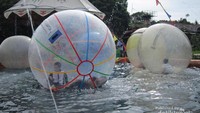 Serunya bermain balon air