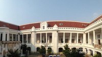 Megahnya bangunan dilihat dari halaman tengah