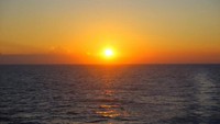 Senja yang indah ditutup dengan bulatan matahari yang akan menembus laut