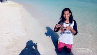 Memegang bintang laut
