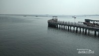 Hamparan Laut lepas utara jakarta yang ada dermaganya bisa dinikmati tinggal jalan kaki aja.
