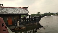 Hamparan danau di sisi lainnya jadi daya tarik tersendiri dengan bentuk dermaga mirip kapal laut.