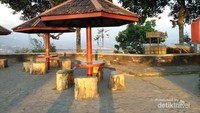 Gazebo tempat melihat pemandangan  ke arah Gunung Merapi dan Gunung Merbabu