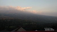 Saat senja pemandangan ke arah Gunung Merapi tampak cantik