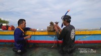 Pemandu wisata sedang menyiapkan bibit terumbu karang