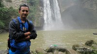 Saya berfoto dengan latar air terjun