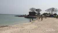 Di sini dapat dijumpai bekas benteng peninggalan Portugis