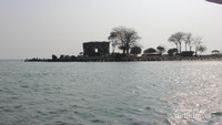 Tampak Pulau Onrust di kejauhan