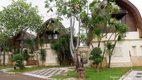 Banyaknya pepohonan di sekitar resort menjadikan suasana di sekitar resort sangat asri