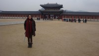 Bergaya di depan Istana Gyeongbokgung