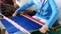 Belajar menenun di Desa Tenun Sukarare
