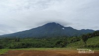 Megahnya Gunung Salak seolah menyambut kedatangan kami