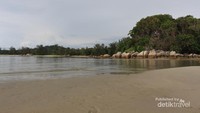 Gelombang di pantai ini sangat tenang