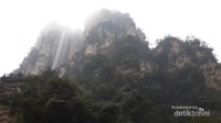 Bailong Elevator tampak dari luar berada di sisi tebing