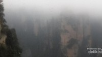 Halelujah Mountain tampak dari dalam elevator, sayang sekali tertutup kabut