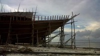 Bahan baku yang digunakan berasal dari kayu welengreng yang terkenal kuat dan tidak mudah rapuh