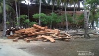 Perakitan pinisi yang dilakukan di bibir pantai