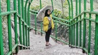 Menuruni anak tangga untuk sampai di Curug Cimahi