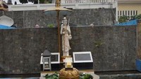 Didepan bangunan utama terdapat beberapa patung dewi dalam ajaran Budha